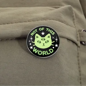 Broche en métal chat à trois yeux créative, badge émaillé style alien tendance pour vêtements.