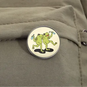 Vintage frog metal brooch cute cartoon animal badge for stylish backpack jacket clothing.