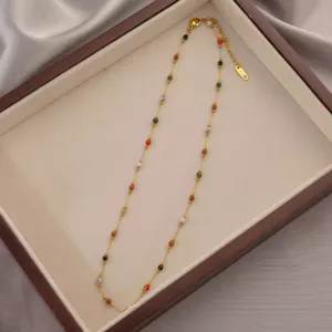 Élégante collier en pierre naturelle colorée en acier titane avec design chic et fermoir doré.