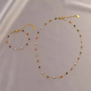 Ensemble collier et bracelet en pierres naturelles colorées en acier titane durable.