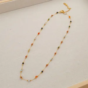 Collier chaîne en or avec pierres naturelles colorées, élégant bijou ras de cou pour femme.