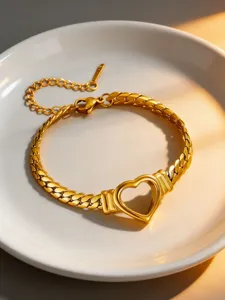 Gedetailleerde close-up van gouden holle hart hanger cubaanse ketting op witte bord