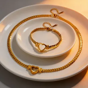 Goudkleurige titanium staal holle hart ketting en armband set, elegante sieraden.