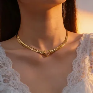 Gouden hartvormige platte slangketting detail, elegante titanium stalen halsketting