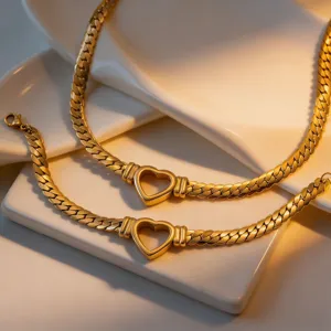 Detailweergave van gouden titanium staal hol hart Cubaanse ketting en platte slangketting set.