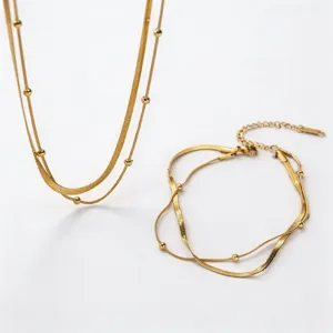Detalles del collar y pulsera multicapa de cadena serpiente dorada con cuentas.