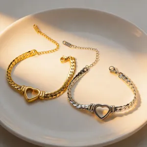 Gedetailleerd overzicht van titanium stalen hart holle platte slangenketting armband.