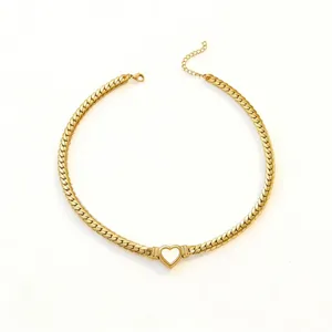 Gouden holle hart hanger platte slang ketting halsketting detailopname, elegante sieraden.