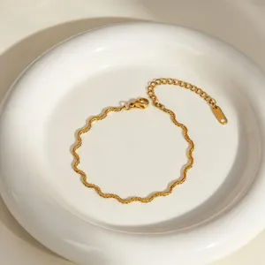 Exquisite gold-plated wavy chain bracelet, elegant minimalist design for daily wear and gifts.