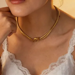 Collana girocollo nodo in metallo dorato, gioielli chic in acciaio inox stile punk.