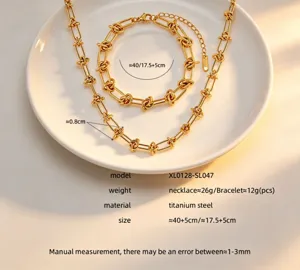 Ensemble collier et bracelet nœud en acier titane plaqué or 18k avec détails de taille.