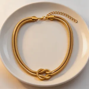 Raffinata collana nodo in acciaio inossidabile dorato con un elegante design a doppia catena.