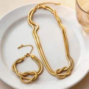 Set collana e bracciale con nodo in acciaio inossidabile dorato, gioiello geometrico.