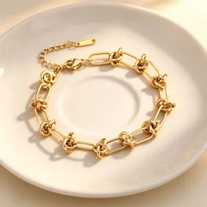 Vue rapprochée détaillée de l'élégant collier en chaîne à maillons noués plaqué or.