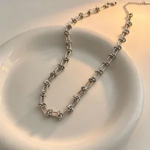 Collier chaîne en acier inoxydable avec design torsadé et finition argentée pour un style chic.
