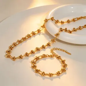 Ensemble de bijoux collier et bracelet en chaîne torsadée en acier inoxydable plaqué or.
