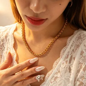 18K Gold Plated Stainless Steel Chain Necklace Fashion Statement Jewelry Detail Shot