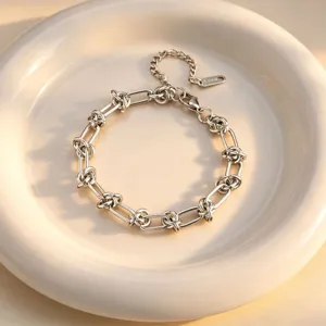Vue en gros plan détaillée du bracelet élégant en acier inoxydable sur une assiette.