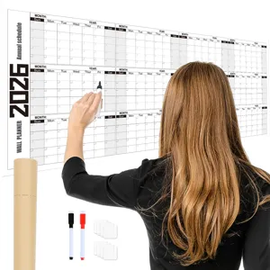 Calendario de pared 2026 con rotuladores y tubo, vista detallada del plan anual.