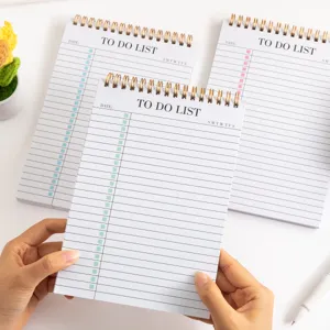 Blocco note a spirale minimalista con lista delle cose da fare per organizzazione.