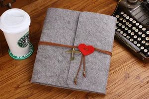 Album photo en feutre gris DIY scrapbook avec pendentif cœur et breloque avion pour souvenirs