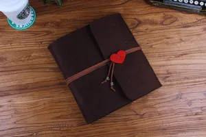 Album photo marron en feutre DIY avec bouton cœur rouge, album souvenir rustique pour voyages.