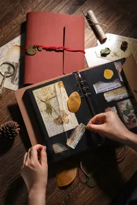 Album photo en cuir DIY vintage et journal avec pages botaniques rétro pour souvenirs.