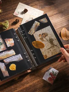 Album photo vintage à reliure anneaux DIY avec pages noires et détails de scrapbooking rétro.