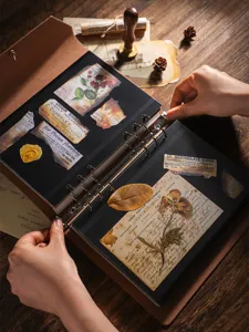 Album photo de scrapbooking DIY vintage en cuir avec pages noires pour souvenirs.