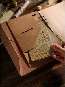 Gros plan détaillé de l'album photo scrapbooking rétro DIY avec pochette en papier.