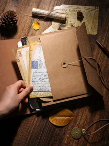 Album photo DIY vintage, carnet scrapbook avec enveloppe en kraft et cartes postales retro.