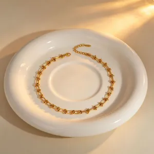 Collier de chaine torsadee en acier inoxydable plaque or pour femmes, bijou minimaliste elegant.