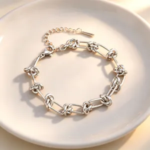 Gros plan détaillé d'un élégant bracelet en chaîne à maillons métalliques argentés.