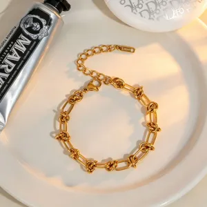 Collier chaîne torsadée en acier inoxydable plaqué or pour femme, bijou élégant et chic.