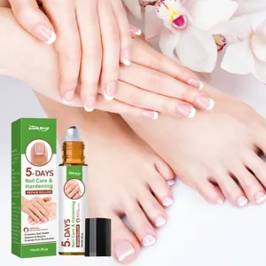Gedetailleerd overzicht van de nagelverzorging roller fles en doos met schone manicure.