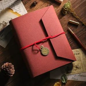 Album photo DIY vintage carnet rigide avec ficelle rouge et pendentif horloge cadeau.