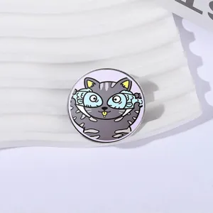Nahaufnahme Detailansicht einer niedlichen Cartoon Katze Emaillierte Brosche mit blauen Fischen.