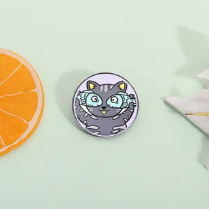 Lustige Cartoon Katze Emaille Brosche Pin Originelle Kätzchen Mit Fischbrille Legierung Abzeichen Für Kleidung Rucksack Dekor Schmuck