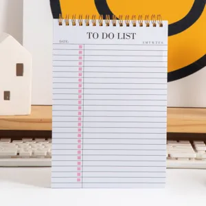 Primo piano dettagliato del taccuino con spirale minimalista e layout per la lista cose.