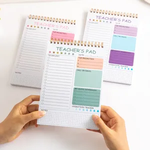 Nahaufnahme der inneren Seiten des Lehrerplaners mit täglicher To-Do-Liste und Stundenplan.