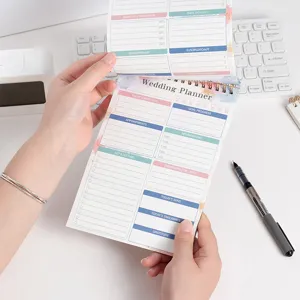 Agenda per matrimonio A5 con rilegatura a spirale e layout di pianificazione giornaliera.