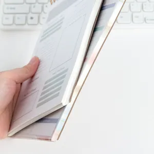 Primo piano dettagliato delle pagine interne del planner di nozze inglese A5 stile minimal.