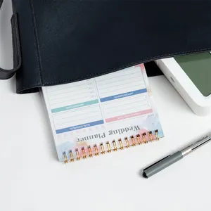 Quaderno per planner di nozze A5 con rilegatura a spirale e design minimalista.