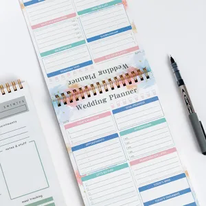 Vista dettagliata del planner per matrimoni con rilegatura a spirale ed elenchi di cose da fare.