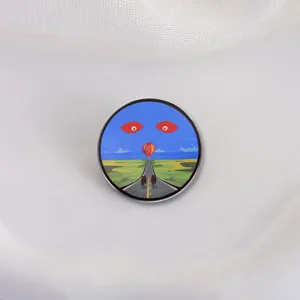Gedetailleerd close-up van een artistieke surreële snelweg heteluchtballon emaille speld.