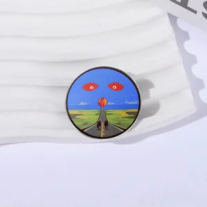 Gedetailleerde close-up van een artistieke surreële broche met het ontwerp van een luchtballon.