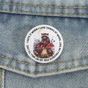 Simpatica spilla in metallo procione funghi divertente badge accessorio per abiti