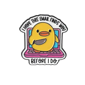 Divertido pato con cuchillo esmalte pin gracioso oficina meme solapa insignia para ropa y bolsos