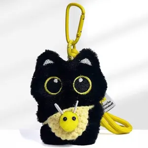 Niedlicher schwarzer Katzen Plüsch Schlüsselanhänger mit gelbem Schlüsselband und Bienendekor.