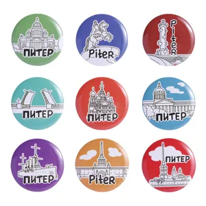 Detailansicht von Sankt Petersburg Wahrzeichen Blechpins, perfekte kulturelle Souvenirs.